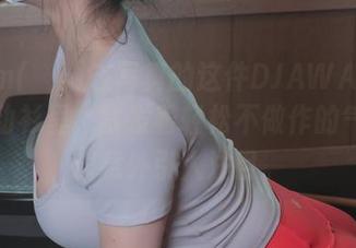 Aram(아람)在写真的这件DJAWA-亮粉色运动衫里，散发着轻松不做作的气息，却意外引人注目。