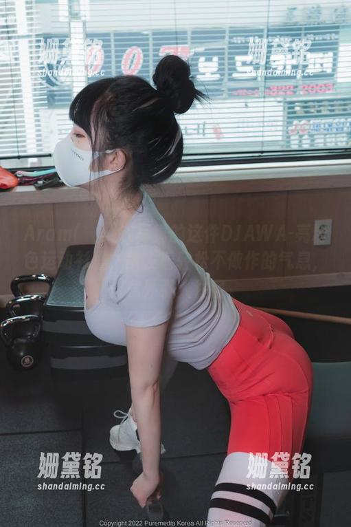 Aram(아람)在写真的这件DJAWA-亮粉色运动衫里，散发着轻松不做作的气息，却意外引人注目。