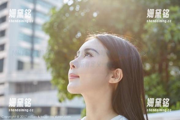 MiiTao蜜桃社-E杯奶茶 MiiTao蜜桃社 - E杯奶茶的双马尾写真,好像在推翻我对“甜美”的所有定义一样。