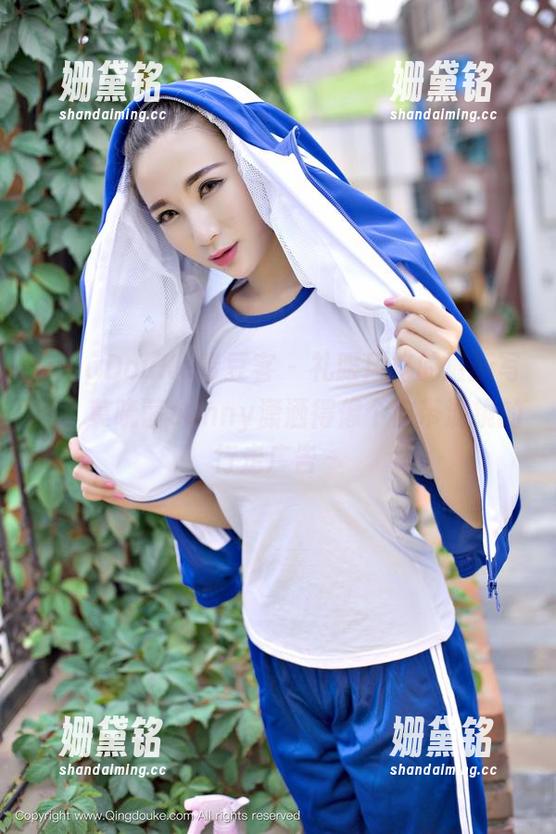 QingDouKe青豆客 - 礼服风格的最新写真，莫晓茜sunny潇洒得像个自带滤镜的行走广告～