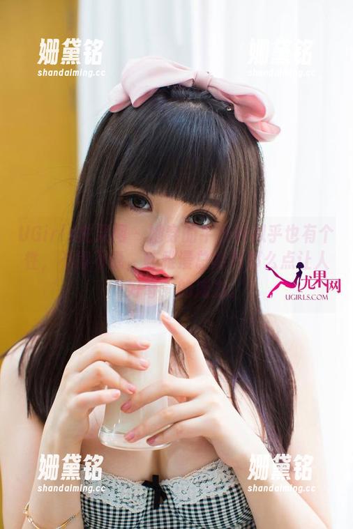 UGirls尤果网 - 她穿的牛仔裤似乎也有个性，不得不说，陈雅漫总能有那么点让人“好奇”的魔力。