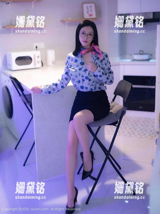 Xiuren秀人网 - 图册中，陈雅漫VICKY泳衣的每一个角度都像是在俏皮打招呼。