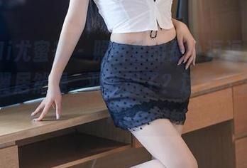 YouMi尤蜜荟 – 照片里的是小逗逗，天使的羽翼居然是…羽毛飘了？这是什么鬼操作！