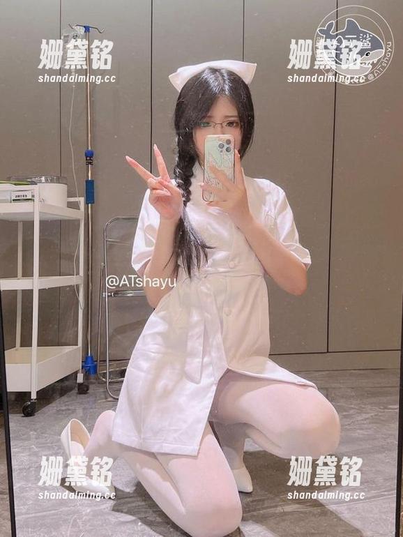 写真界新宠，at鲨鱼吊带裙如同必看剧集，拆盲盒般让人期待！