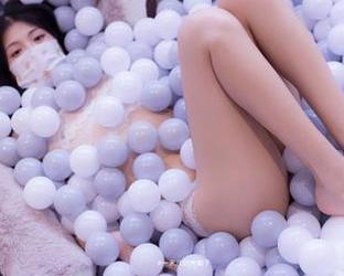 一米八的大梨子——吉他姐姐在线写真，似乎在讲未完的调调。
