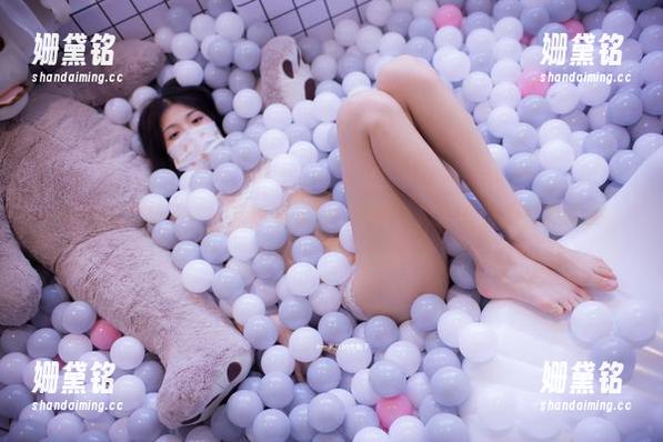 一米八的大梨子——吉他姐姐在线写真，似乎在讲未完的调调。