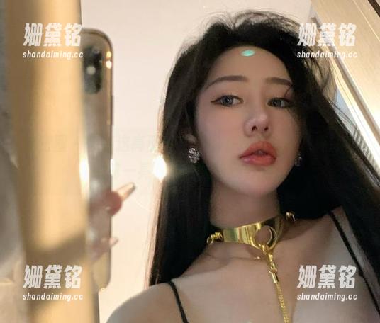 微密圈 - 你看这高清不爱笑的赛琳的女友，真让我眼前一亮，图片又恰到好处。