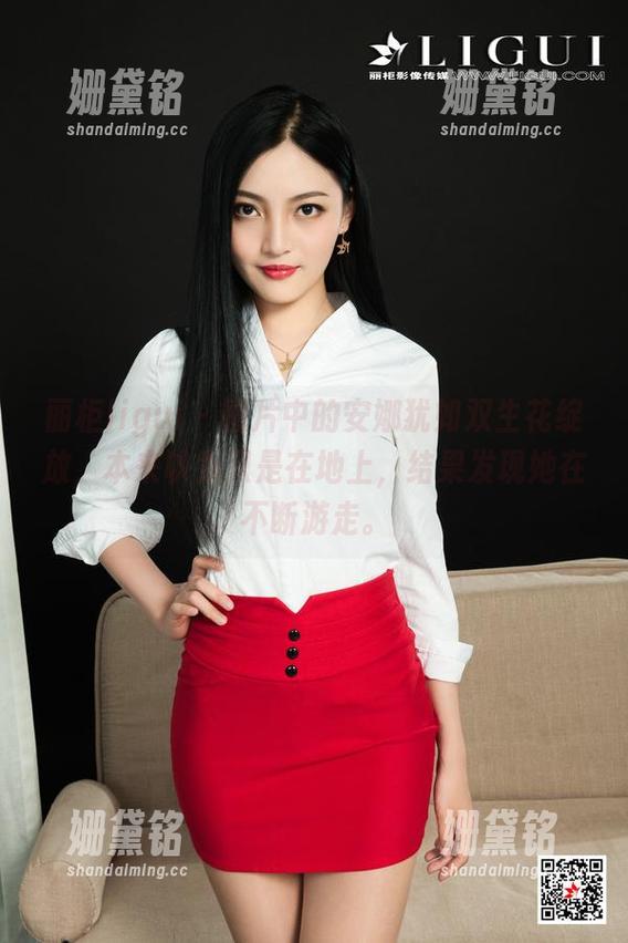 丽柜ligui-安娜 丽柜ligui - 图片中的安娜犹如双生花绽放,本来以为只是在地上,结果发现她在不断游走。