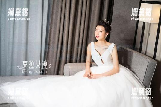克拉女神-钟淇 克拉女神 - 钟淇的套装图集:一秒让你成为街头最靓的妞,下载只需激活你的购物欲!
