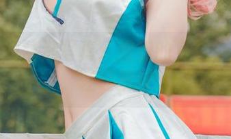 凉凉子的精选写真：姐姐的身姿像风一样，轻轻拂过。