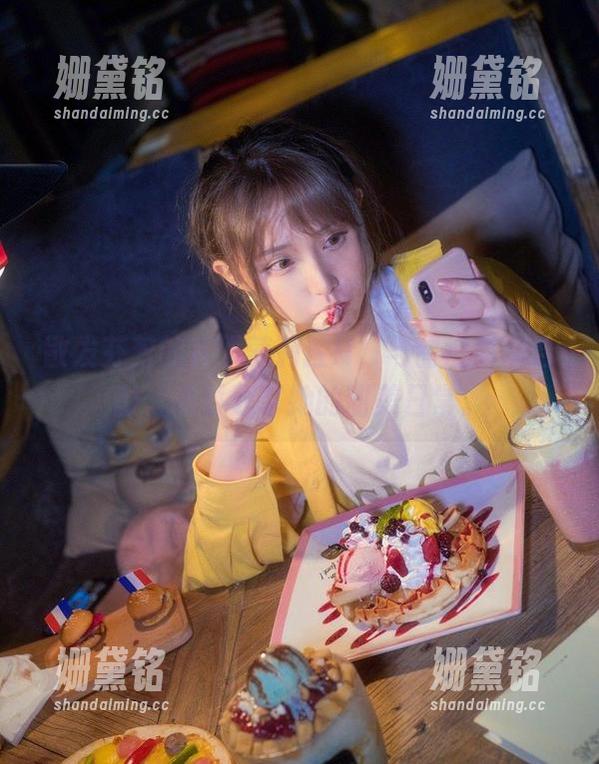 散发芬芳的在下萝莉控ii，与甜心高清合影，随时分享她的甜美日常。