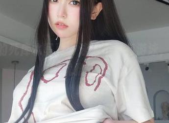 女主K的死库水写真：泳池不只有游泳，还有她的优雅分享！