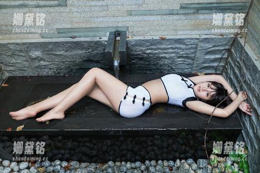 推女郎 - 纯白背景下的何奕恋全套，原图中每个细节都像是被精心挑选过的糖果。