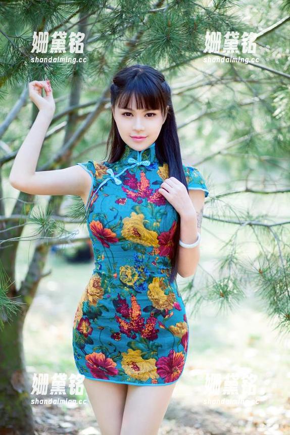 推女郎 - 赵惟依的丝袜美图，在线也太让人想多了。