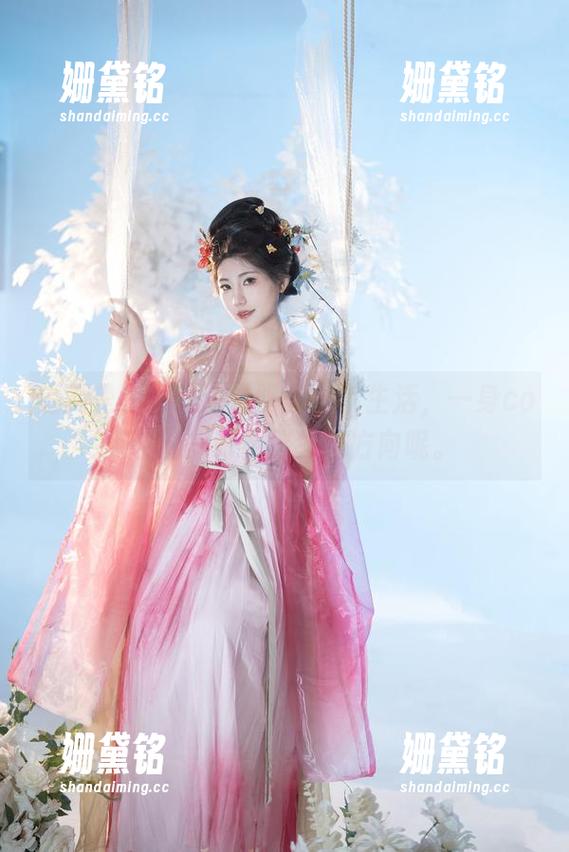 星澜是澜澜叫澜妹呀的日常生活，一身cos装扮却好像迷失了方向呢。