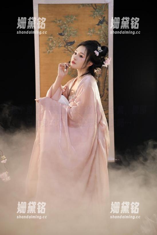 桃暖酱 换个角度!来看桃暖酱的兔年全集,原图中的兔子难道也在思考人生吗…