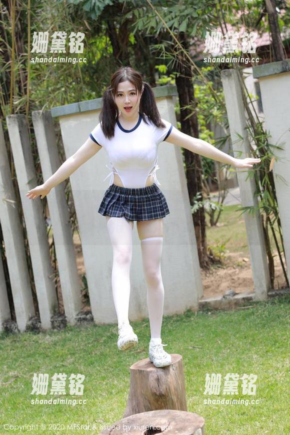 模范学院 - 张欣欣的连体比基尼：图片里的‘风浪’总是不太温柔