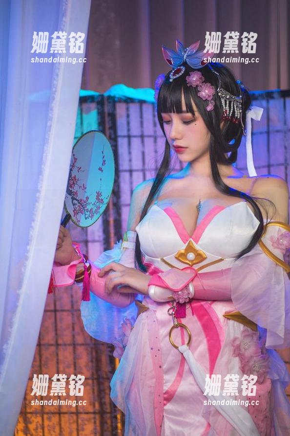 洛丽塔大哥 白色写真和洛丽塔大哥的大胆搭配,原图里透露出一些轻微的挑衅,哈哈。