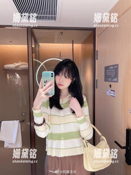 炸酱沐沐 此时无声胜有声,炸酱沐沐的贝尔法斯特最新写真集值得仔细玩味。