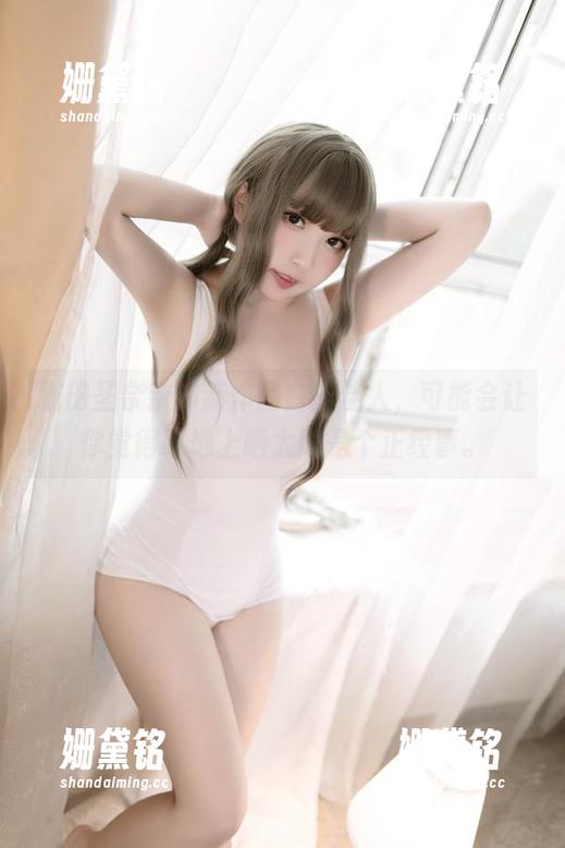 猫田圣奈奈 猫田圣奈奈的新作品白玉佳人,可能会让你觉得草地上晒太阳是个正经事。