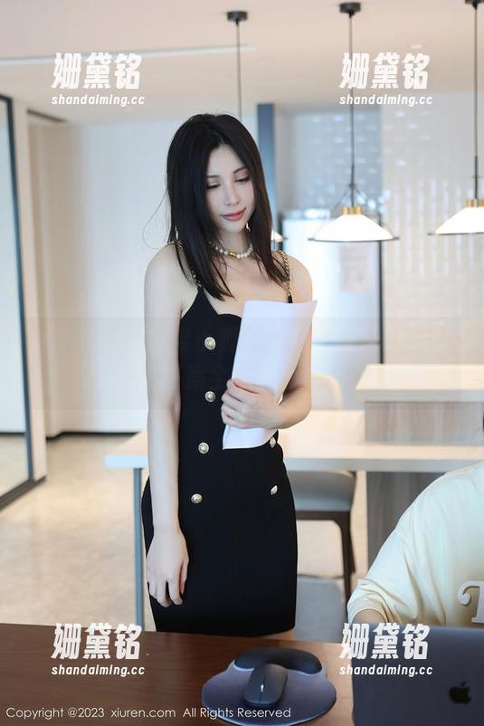 秀人网-e宝小野猫 秀人网 - 在e宝小野猫的教室套图里找乐子,答案全在对面黑板上