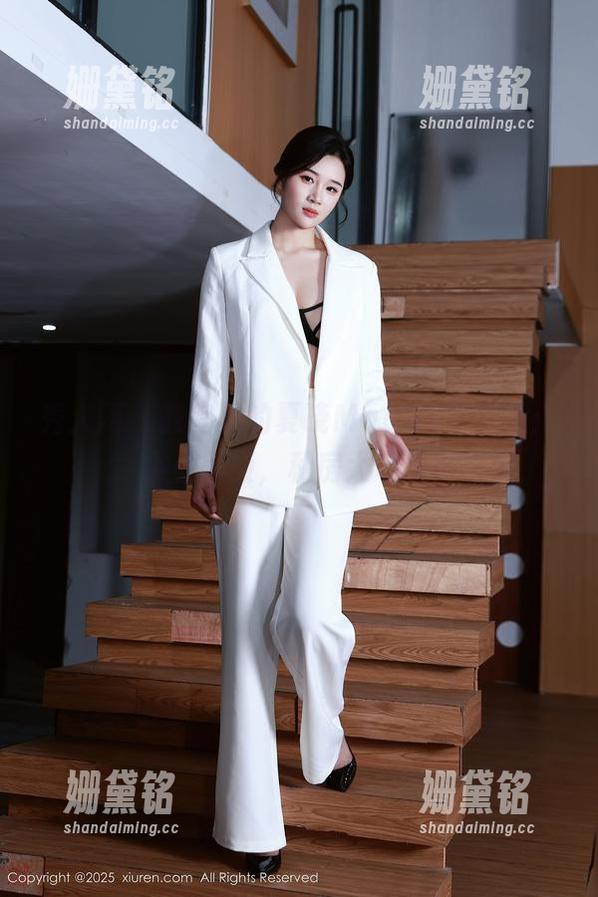 秀人网 - 教室里的夏晓Maggy个人秀：小小黑板，私房大展现！
