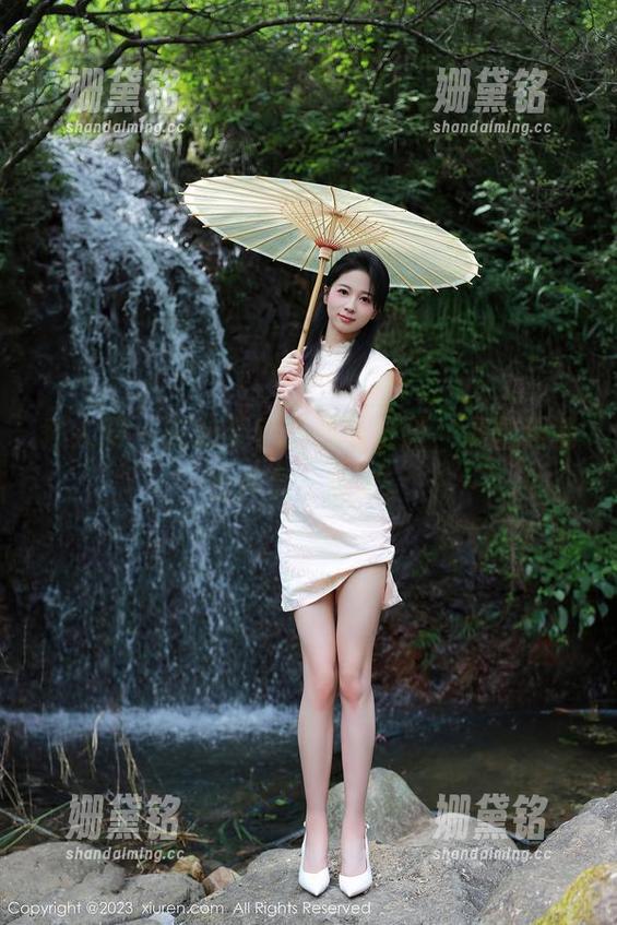 秀人网 - 在奶芙乔乔的私房里，美图和秘密共享一张床。