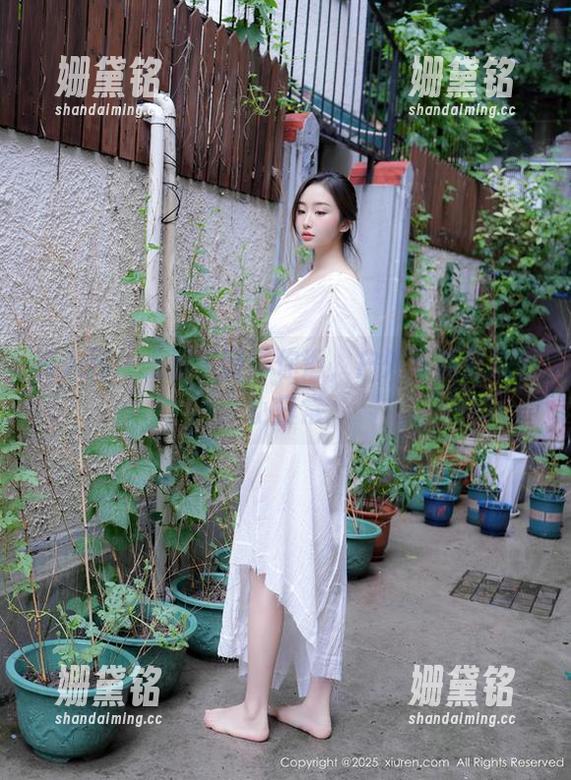 秀人网 - 王俪丁呀带你逛，户外写真里藏着小日常