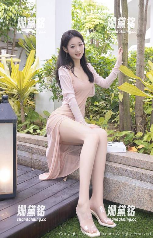 秀人网-金小依 秀人网 - 金小依高跟鞋全套:有些人跑得快,但能执著踮着脚尖的,真心不多啊!