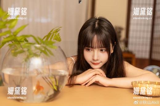 秋山AkI 听说原图超火,全套秋山AkI的mirror彩云,名副其实的“反射美”!