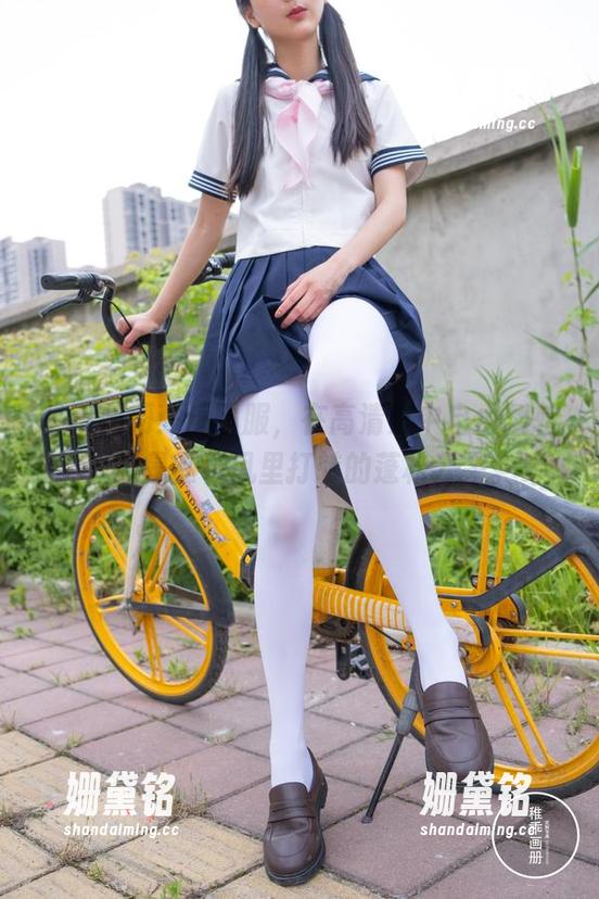 稚乖画册 稚乖画册:运动服,在高清之中自由翻转,像是在春风里打转的蓬松云朵。