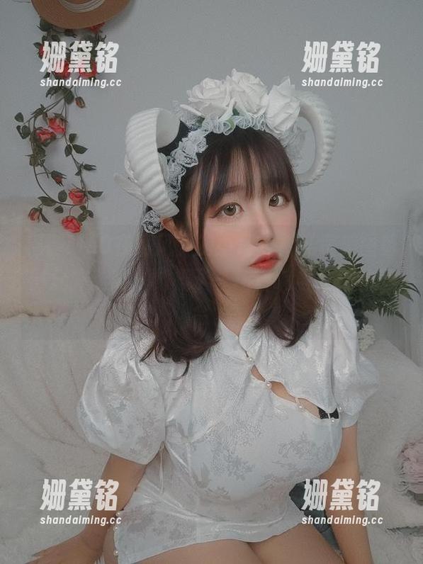 穆零Mu0在港风下的小吊带，私房美图剪影分外迷离，像极了一场音响与光影的舞会。