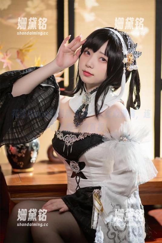 花铃Hana的最新写真：少女心满满，连镜头都不敢直视！