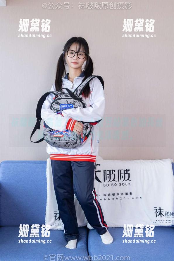 袜啵啵-小甜豆 袜啵啵 - 高清上线!小甜豆的紫色油亮丝袜,掌心直触的光泽诱惑。
