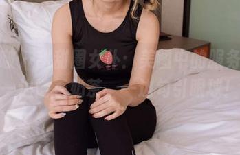 袜啵啵 - 甜甜圈女仆：美图中的服务生，一边端着奶茶，一边勾引眼球！