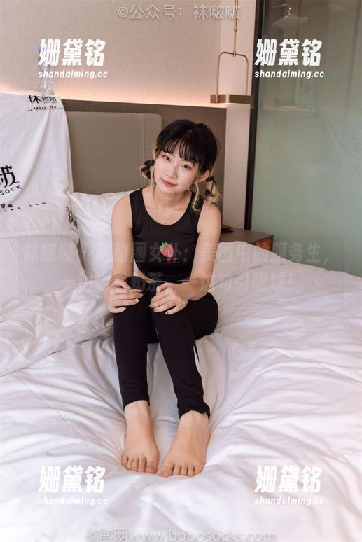 袜啵啵 - 甜甜圈女仆：美图中的服务生，一边端着奶茶，一边勾引眼球！