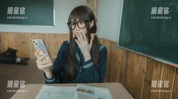 灰丝下的西园寺南歌：无圣光写真，热情和阴暗在角落相遇。