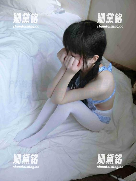 西尔酱 户外的天空太蓝,西尔酱的JK白丝cos昏倒在这青翠间了!都是精选好看。