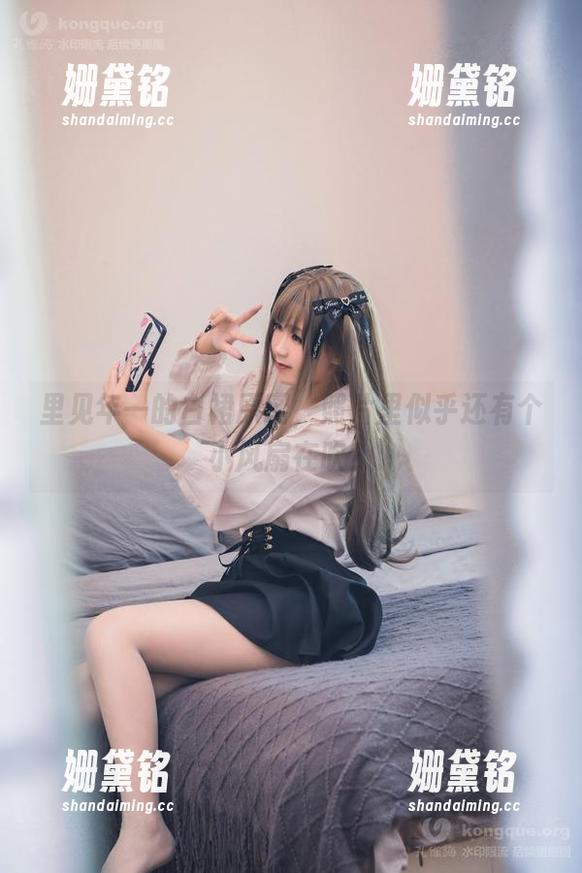 里见年一 里见年一的白裙原图,照片里似乎还有个小风扇在吹?