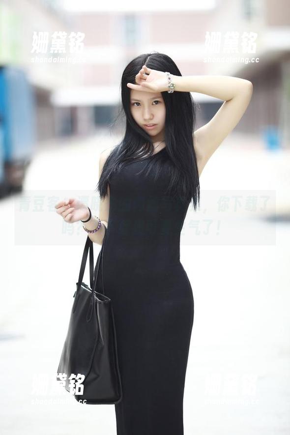青豆客-谭晓彤 青豆客 - 谭晓彤的肉丝写真集,你下载了吗?不下载我可要生气了!