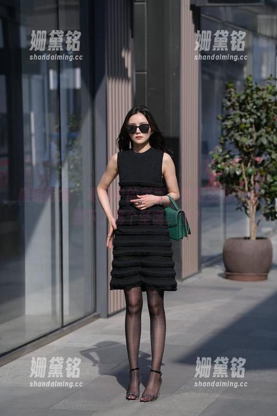魔镜街拍 - 寒风中的甜蜜，婷婷全套肉丝撒下了哪个圣诞愿望？