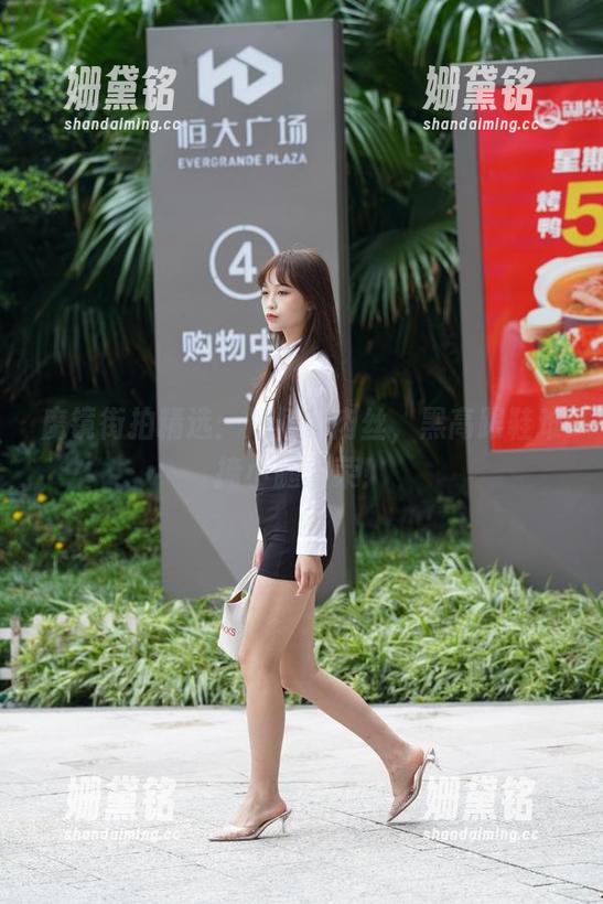 魔镜街拍精选:短裙配肉丝,黑高跟鞋难掩小腿虚荣! 魔镜街拍精选:短裙配肉丝,黑高跟鞋难掩小腿虚荣!