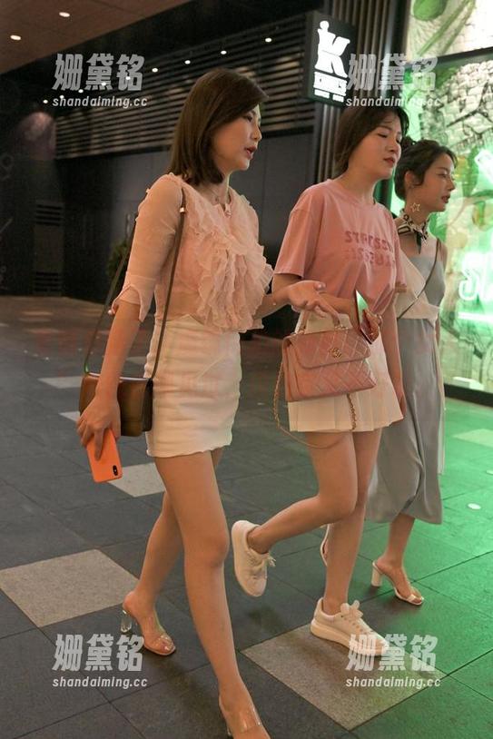 魔镜街拍 套图更新了,魔镜街拍的新鲜“那个女人”好像在哪见过,但确实又不好说。