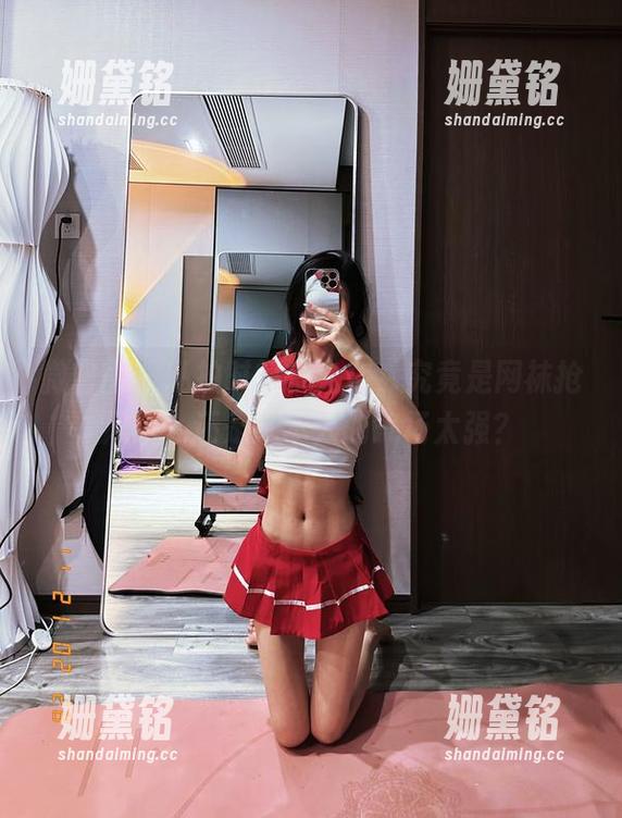 微密圈 - 私拍时的黎允熙，究竟是网袜抢风头，还是她本人的气场太强？