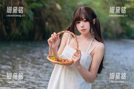 黏黏团子兔 黏黏团子兔的透明写真cos,真是让我有种hin想搭讪的冲动